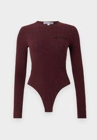 Μακρυμάνικο, εφαρμοστό κορμάκι σε σκούρο μπορντό χρώμα με διακριτικό υφασματικό λουλουδάτο μοτίβο και λογότυπο "Sinéad O'Dwyer" στο στήθος και την ετικέτα στο γιακά.