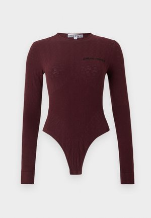 Body a maniche lunghe aderente di colore bordeaux scuro con un sottile motivo floreale in rilievo e logo "Sinéad O'Dwyer" sul petto e sull'etichetta del colletto.