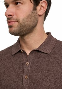 Bordeauxrotes Poloshirt aus strukturiertem Stoff, mit Kragen, Drei-Knopf-Leiste und hellbraunen Knöpfen.