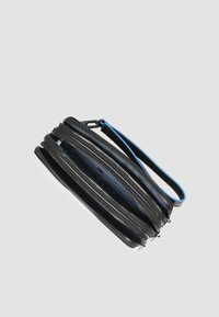 Zwarte tas met meerdere ritsen, een gestructureerde afwerking en een blauw accentriempje. Heeft een strak ontwerp en meerdere vakken voor organisatie.