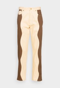 Bomullshanter med en vågig design i krämfärgade och bruna paneler. Strukturerad passform, fem fickor och framknäppning.