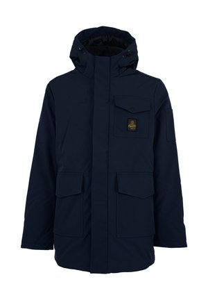 Parka blu navy realizzata in materiale resistente all'acqua, con cappuccio, molteplici tasche frontali e un'etichetta a patch testurizzata sul petto.