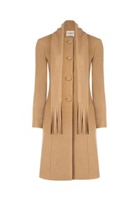 Cappotto in lana cammello con una silhouette dritta, cinque grandi bottoni e un design a sciarpa frangiata. Texture liscia con dettagli sartoriali.
