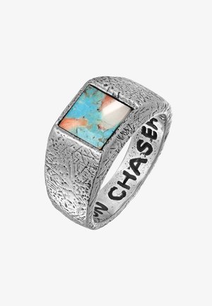 Sølvring med en struktureret overflade. Har en rektangulær turkis sten med brune og cremefarvede accenter. Indgravering på indersiden af ringen.