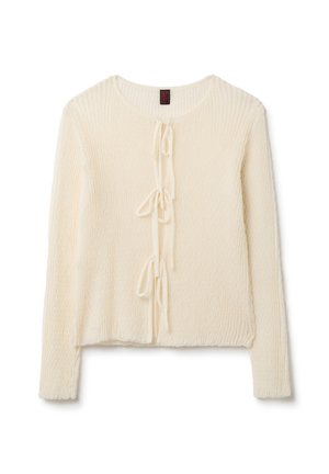 Cremfarbener Pullover mit einem strukturierten Rippmuster, verfügt über einen runden Halsausschnitt und vordere Bänder zum Verschließen. Lange Ärmel, kurz geschnitten.