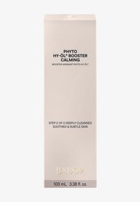 Babor Phyto Hy-Öl Booster Calming in una scatola beige chiaro, con testo nero e oro, che indica i benefici lenitivi per la pelle. Volume di 100 mL.
