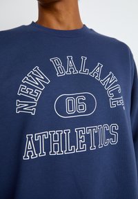 New Balance GRAPHIC CREW UNISEX - Melegítőfelső - navy