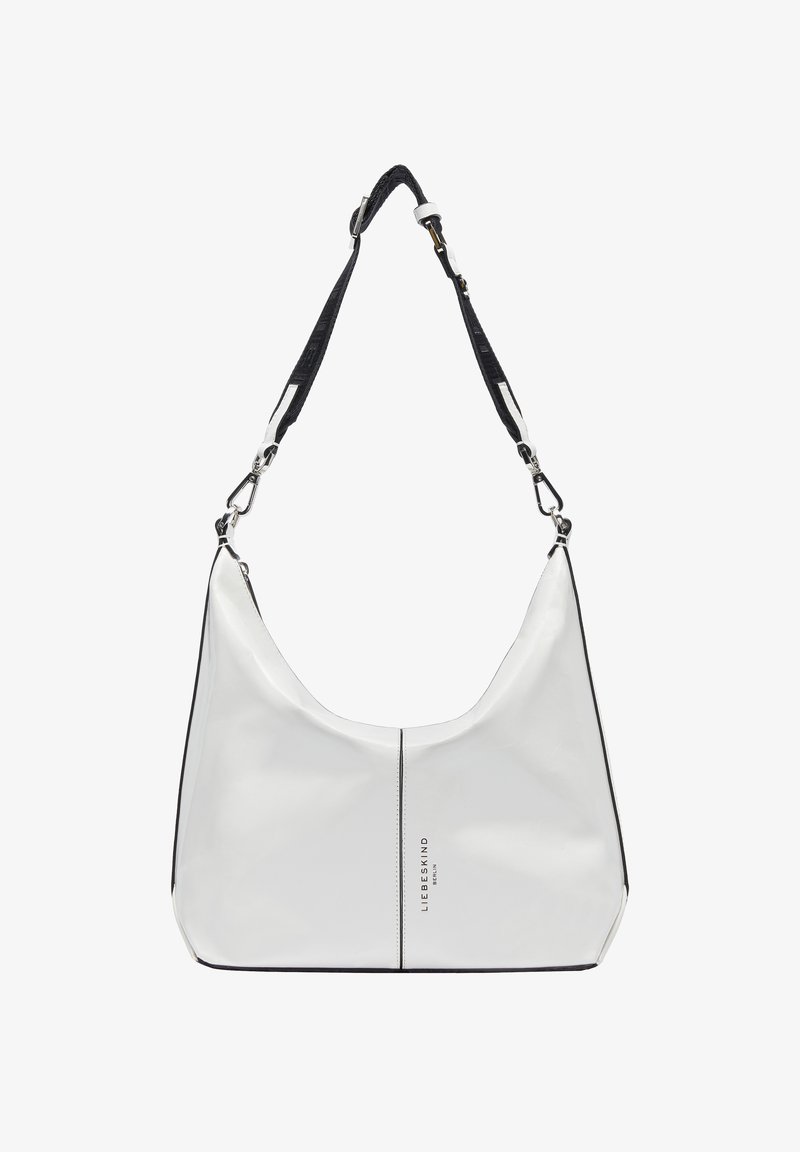 Weiße Leder-Schultertasche mit glatter Textur, schwarzen Akzenten und metallischen Beschlägen. Sie verfügt über eine zentrale Naht und einen verstellbaren Riemen.