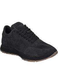 Schwarze Wildleder-Sneaker mit Schnürdesign, abgerundeter Zehenpartie und strukturiertem schwarzen Sohlen, der an der Unterseite mit hellbraunen Sprenkeln versehen ist.