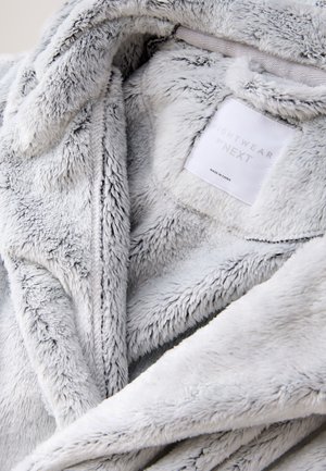 Harmaa tekoturkiskangas, jossa on pehmeä ja muhkea pinta; siinä on taiteltu kaulus ja kangasmerkki, jossa lukee "NIGHTWEAR by NEXT".