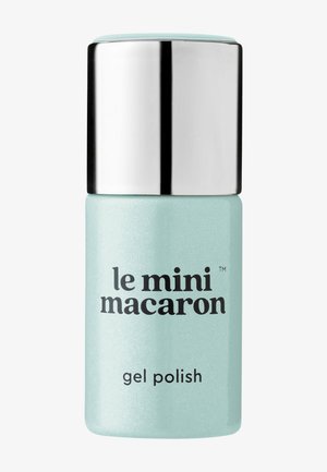 Bouteille cylindrique de vernis à ongles gel vert d'eau clair avec un capuchon argenté brillant et le logo "le mini macaron" sur le devant.