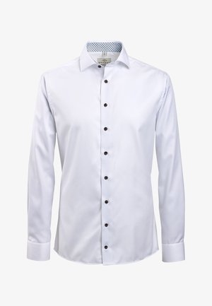 Biała koszula z długim rękawem z zapięciem na guziki, brązowymi guzikami i niebieską wzorzystą podszewką kołnierzyka. Gładki materiał o dopasowanym kroju.