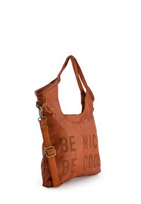 Sac en cuir marron avec une texture douce. Il dispose d'une seule bandoulière, d'une ouverture sur le dessus et des phrases "SOIS SYMPA" et "SOIS COOL" imprimées à l'avant.