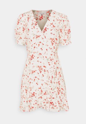 Hvid slå-om-kjole med rød og pink blomsterprint, korte puffede ærmer, V-udskæring, bindewi taljen og flæsedetalje forneden.