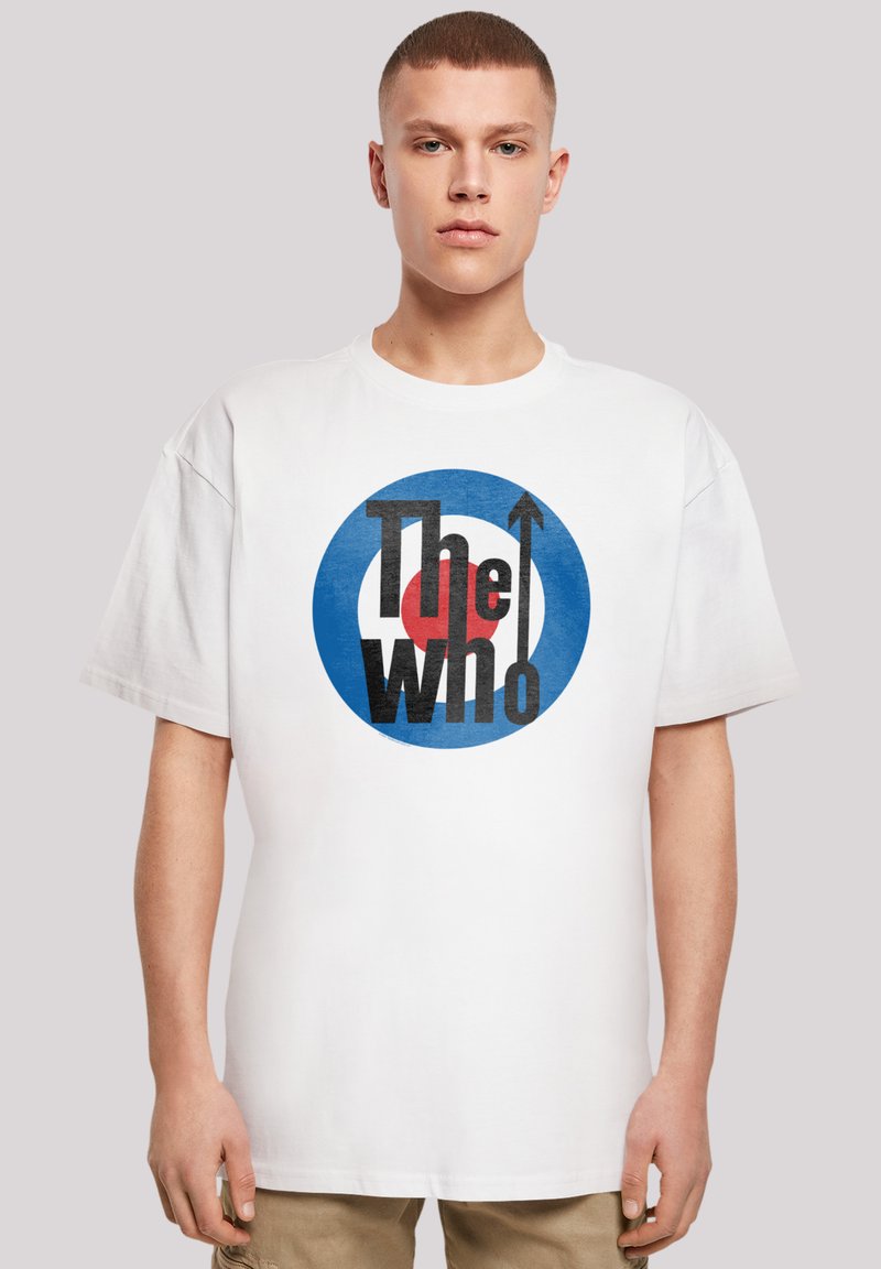 Weiße Kurzarm-T-Shirt mit einem runden blauen, roten und weißen Grafiklogo mit "The Who" in fettem schwarzen Text. Lässiger Schnitt, Baumwollmaterial.