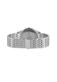 Reloj de acero inoxidable plateado con una esfera redonda texturizada y una pulsera de eslabones. Presenta un cierre de broche y una parte posterior con patrón.