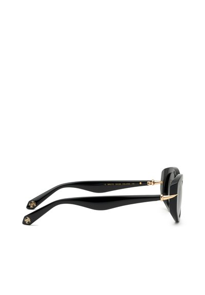 Lunettes de soleil œil de chat noires avec des branches épaisses et brillantes et des détails dorés sur les charnières et les embouts de branches, vues de côté sur fond blanc.