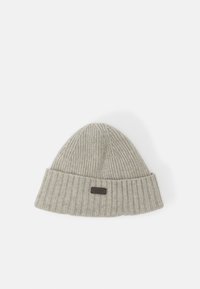Grijze gebreide beanie met een geribbelde textuur, omgeslagen rand en een klein bruin leren label aan de zijkant.