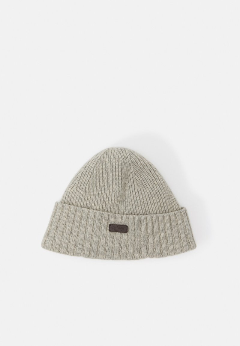Grijze gebreide beanie met een geribbelde textuur, omgeslagen rand en een klein bruin leren label aan de zijkant.