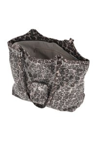 Suuri kangaskassi, jossa on kuvioitu harmaa ulkopinta metallinhohtoisilla yksityiskohdilla. Kassissa on kahdet kahvat ja vetoketjullinen suljenta sekä tilava, vuorattu sisätila.