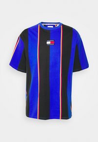 Tricou scurt cu mânecă, de culoare albastră și neagră, cu dungi verticale, un patch cu logo în straturi și linii de accent colorate. Material din bumbac moale.