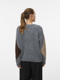 Szary dzianinowy sweter z kolorowymi wzorzystymi rękawami w odcieniach brązu i beżu. Materiał wygląda na miękki i puszysty, o luźnym kroju.