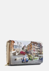 Portafoglio caratterizzato da una stampa fotografica di un paesaggio urbano scenico, con edifici e una fontana, realizzato in un materiale in faux leather testurizzato.