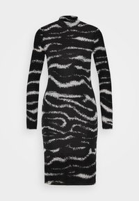 Robe bodycon à manches longues noir et blanc avec un col haut et un motif abstrait en vagues, longueur genou, tissu texturé côtelé.