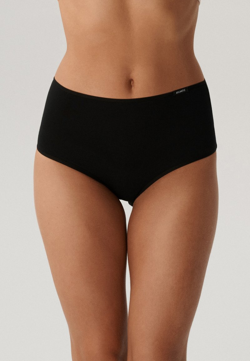 Czarne majtki z wysokim stanem wykonane z gładkiego, elastycznego materiału z subtelną metką w pasie. Charakteryzują się prostym, bezszwowym wzornictwem, które zapewnia komfort.