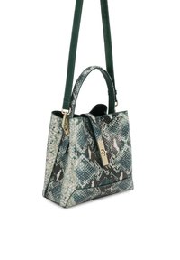 Žalios ir juodos spalvos rankinė su gyvačių odos raštu, struktūruotos formos, su auksinio spalvos užsegimu, viršutinėmis rankenomis ir nuimama petneša.