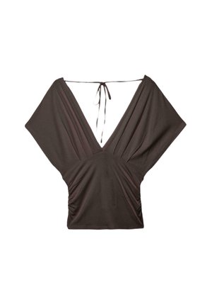 Ciemnobrązowa damska bluzka z głębokim dekoltem w serek, szerokimi rękawami, marszczonymi bokami i cienkim zapięciem na plecach.