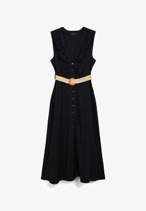 Schwarzes ärmelloses Kleid mit Rüschensaum, Knopfleiste und einem angeschnallten geflochtenen Gürtel mit einer runden Schnalle für eine figurbetonte Silhouette.