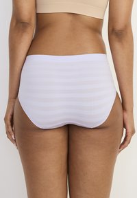 Jasnofioletowe majtki o wysokim stanie z miękką, przezroczystą paskowaną teksturą i gładką talią, zaprojektowane z myślą o komforcie i zasłonięciu.