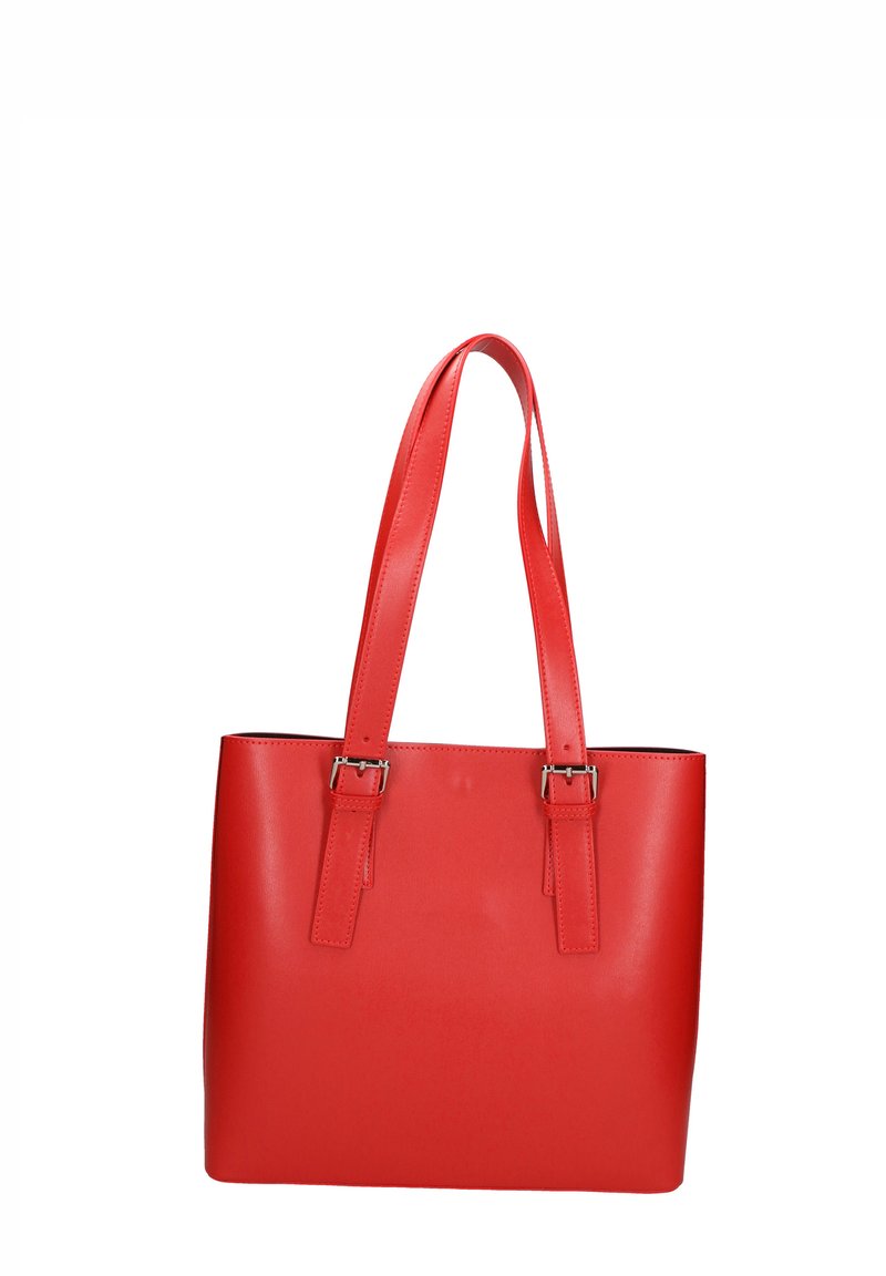 Rode leren totebag met twee lange handvatten, een gladde textuur en verstelbare zilverkleurige hardware-accenten aan de basis van de banden.
