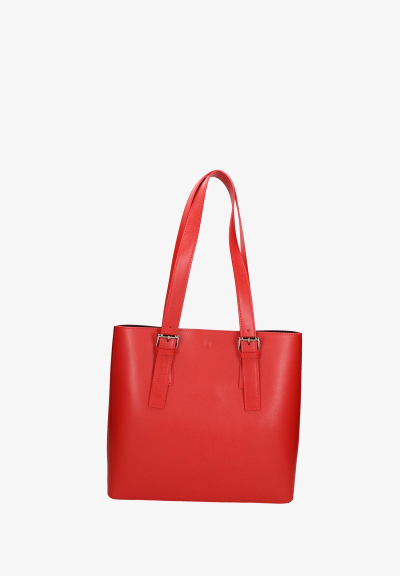 Rode leren totebag met twee lange handvatten, een gladde textuur en verstelbare zilverkleurige hardware-accenten aan de basis van de banden.