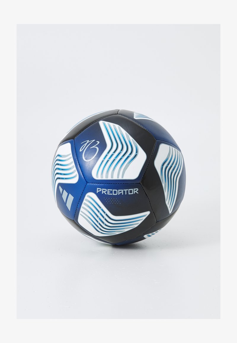 Bola de futebol preta e azul-marinho com padrões de ondas brancas e azuis, apresentando o texto "PREDATOR" e uma superfície lisa e texturizada.