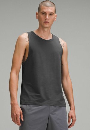 Mørkegrå ærmeløs tanktop lavet af blødt stof, med rund hals og afslappet pasform, med synlige syninger og uden mønstre.