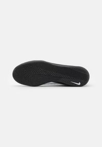 Nike Performance PHANTOM GX 2 CLUB - Dvoranske nogometne kopačke - white/black/metallic gold coin