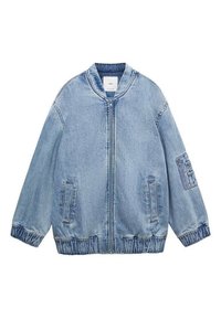 Denim bomberjack in lichtblauw. Voorzien van een ritssluiting aan de voorkant, ribgebreide manchetten en onderrand, met zijzakken en een zak op de mouw.