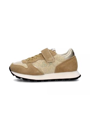 Sneaker marrone con tomaia in suede e mesh, accenti con logo triangolare, chiusura con lacci e Velcro, suola bianca, battistrada nero per la presa.
