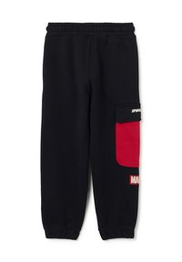 Pantalones de chándal negros con cintura y puños elásticos, que presentan un bolsillo lateral rojo con los logotipos de "Spider-Man" y "Marvel".