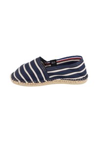 Espadrille en toile rayée bleu marine et blanc, avec un bout arrondi et une semelle en jute tressé. Comprend une étiquette sur le côté intérieur.