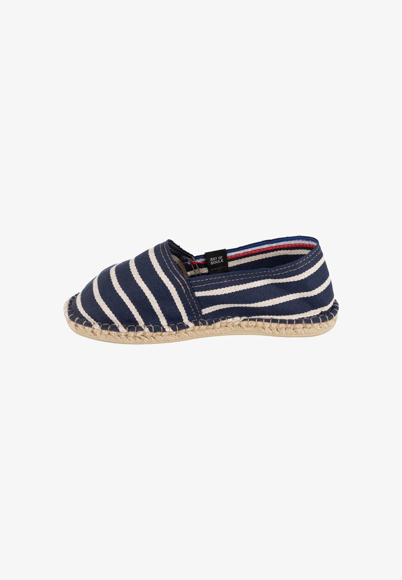 Espadrille en toile rayée bleu marine et blanc, avec un bout arrondi et une semelle en jute tressé. Comprend une étiquette sur le côté intérieur.