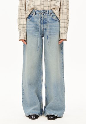 Lichtblauwe jeans met wijde pijpen en een hoge taille, voorzien van een trekkoordsluiting en een klassiek ontwerp met vijf zakken. De stof heeft een vervaagde textuur.