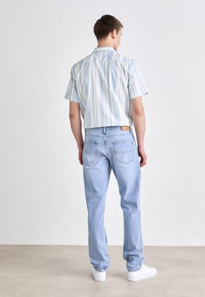 Tommy Jeans RYAN WHISKERED SLIM STRAIGHT LEG JEANS - Jean slim - denim light