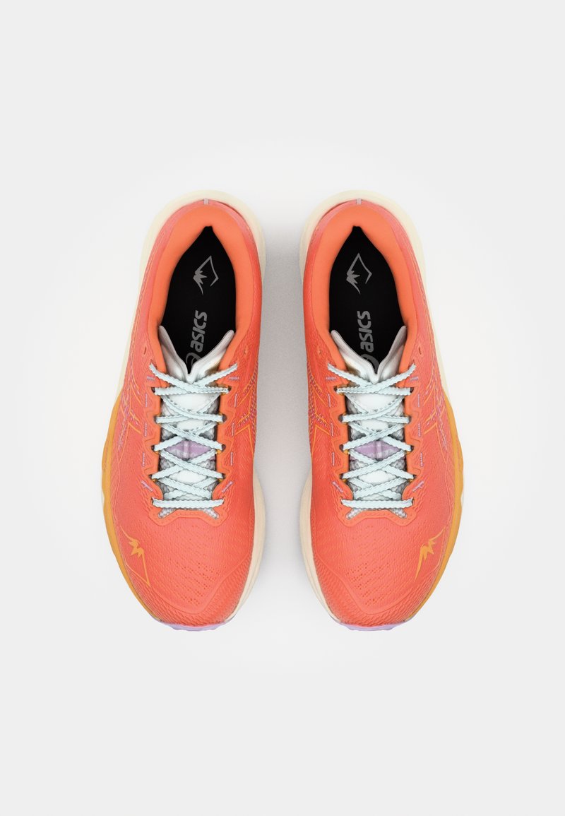 Baskets de sport orange avec un dessus texturé, des lacets bleu clair et une semelle rembourrée. Présente un logo et des accents jaunes contrastés.