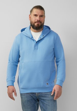 Blauwe sweatshirt met een capuchon, voorzien van een voorzak, een knoopsluiting bij de hals en ribgebreide manchetten. Het materiaal lijkt zacht en soepel.