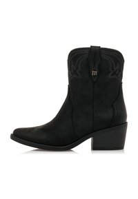 Botte de cowboy mi-mollet en suede noir avec talon empilé, coutures décoratives et tirant avec un petit logo "m" en métal sur le côté.