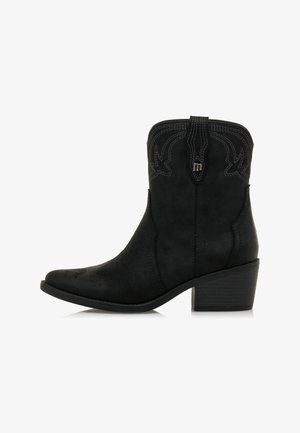 Stivale cowboy in suede nero a metà polpaccio con tacco a strati, cuciture decorative e linguetta di pull con piccolo logo "m" in metallo sul lato.