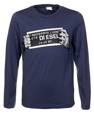 Granatowa koszula z długim rękawem z grafiką dwóch dłoni trzymających tabliczkę z napisem „Successful Living Diesel 19 05 84” na wysokości klatki piersiowej.